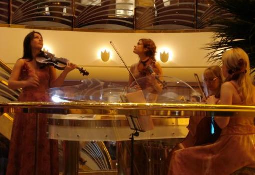 Un refinado cuarteto de cuerda tocando en el Atrium